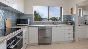 Een koelkast, een magnetron, een oven, een vaatwasser