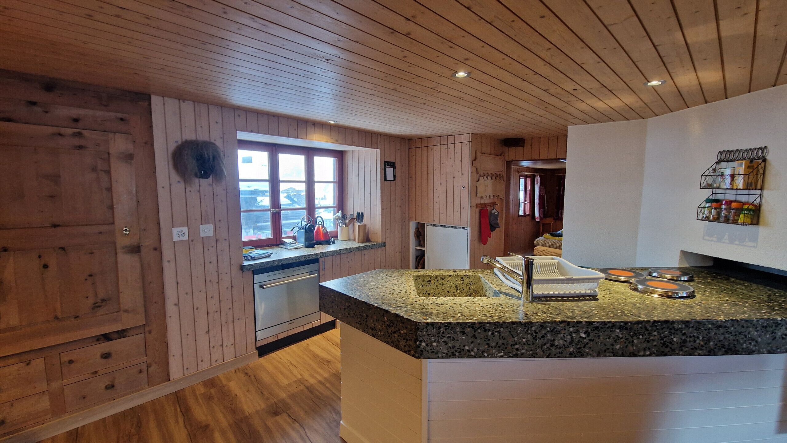 Fridge, oven, coffee/tea maker, electric kettle