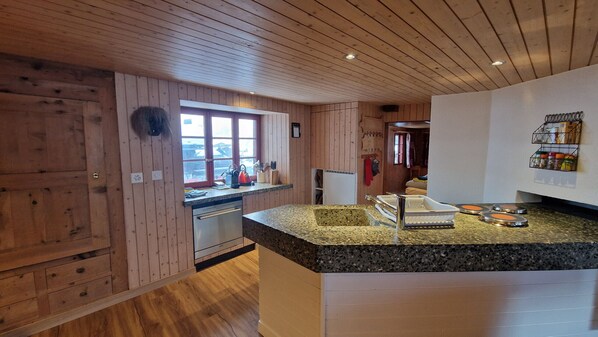 Fridge, oven, coffee/tea maker, electric kettle