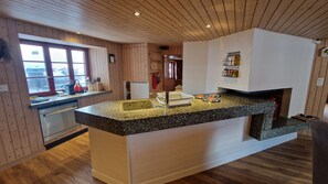 Fridge, oven, coffee/tea maker, electric kettle