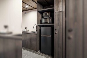 Maison de style japonais, 3 chambres, cuisine, vue jardin | Cuisine privée | Réfrigérateur, micro-ondes, plaque de cuisson, bouilloire électrique
