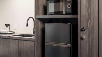 Japanese-style House, 3 Bedrooms, Kitchen, Garden View | Private kitchen | Fridge, microwave, stovetop, electric kettle