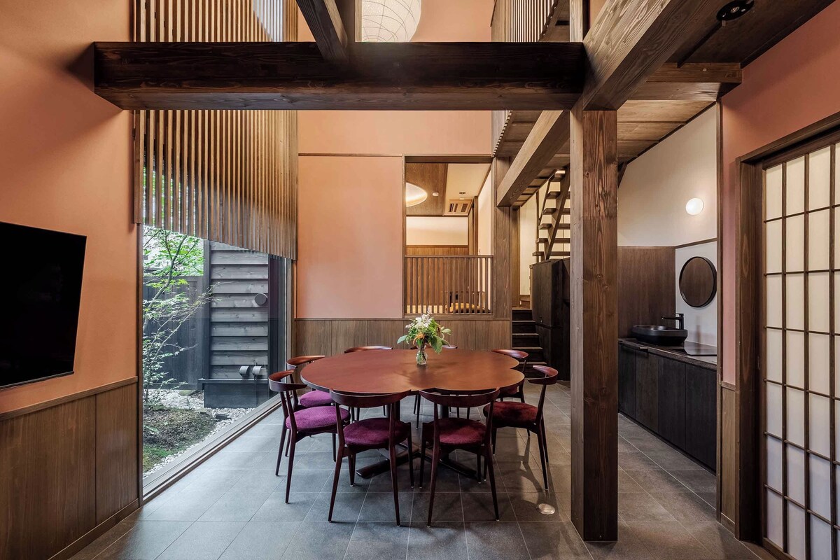 Traditional House, 3 Bedrooms, Kitchen, Garden View | Ruang tamu | 55 inci televisyen skrin rata dengan kabel, lantai dipanaskan 