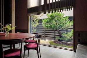 Vakantiehuis in Japanse stijl, 3 slaapkamers, keuken, uitzicht op tuin | Woonruimte | Een 55-inch flatscreentelevisie met kabelzenders en vloerwarming