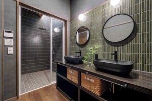 Casa de estilo japonés, 3 habitaciones, cocina, vistas al jardín | Baño | Bañera y ducha independientes y bañera profunda