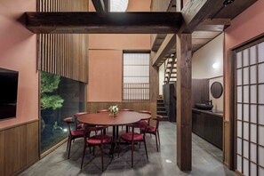 Casa tradicional, 3 habitaciones, cocina, vistas al jardín | Comedor