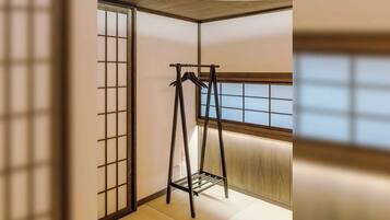 Traditioneel huis, 3 slaapkamers, keuken, uitzicht op tuin | Een kluis op de kamer, individueel gedecoreerd, individueel gemeubileerd