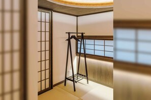 Traditioneel huis, 3 slaapkamers, keuken, uitzicht op tuin | Een kluis op de kamer, individueel gedecoreerd, individueel gemeubileerd