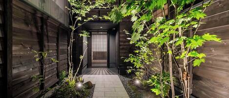 Hus i japansk stil - 3 sovrum - kök - utsikt mot trÀdgÄrden | VÀrdeförvaringsskÄp pÄ rummet, individuell inredning och unika möbler