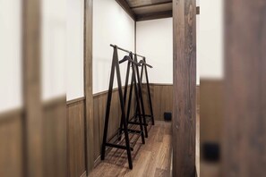 Caja de seguridad en la habitación y decoración personalizada 