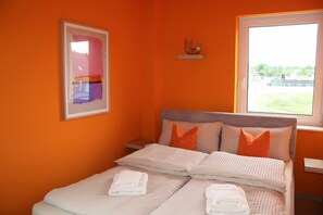 2 soverom, skrivebord, reiseseng for barn og wi-fi (inkludert)