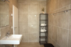 Dusche, Haartrockner, Handtücher, Seife