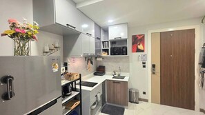 Réfrigérateur, micro-ondes, plaque de cuisson, lave-vaisselle