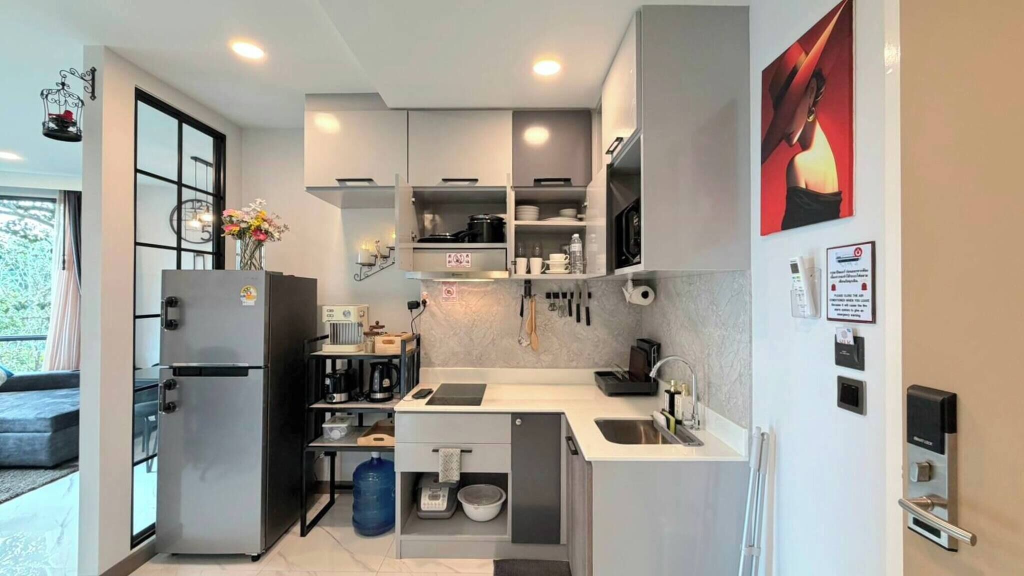 Kühlschrank, Mikrowelle, Herdplatte, Wasserkocher mit Kaffee-/Teezubehör