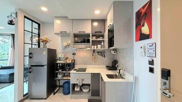 Réfrigérateur, micro-ondes, plaque de cuisson, cafetière/bouilloire