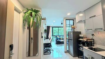 Réfrigérateur, micro-ondes, plaque de cuisson, lave-vaisselle