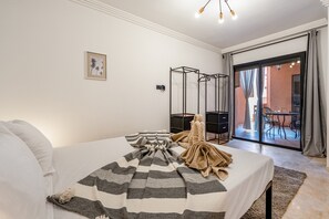 4 bedrooms, iron/ironing board, WiFi, bed sheets