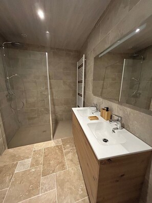 Douche, sèche-cheveux, serviettes fournies