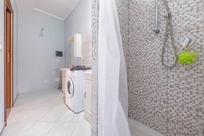 Douche, sèche-cheveux, serviettes fournies