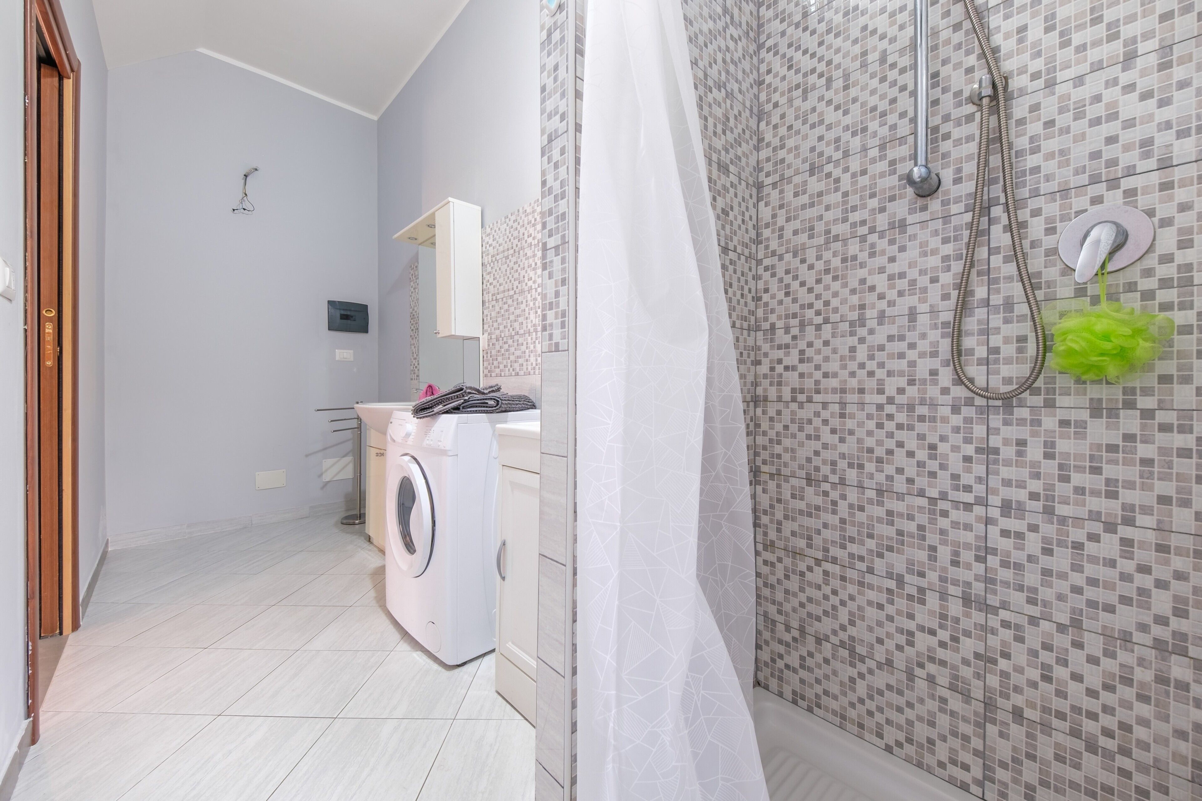 Douche, sèche-cheveux, serviettes fournies