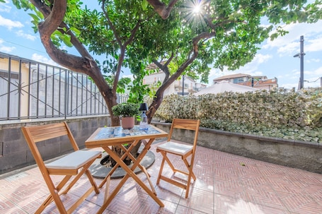 Buiten dineren. Appartement 'La Casa Dei Limoni' met Uitzicht op de Bergen en Privéterras