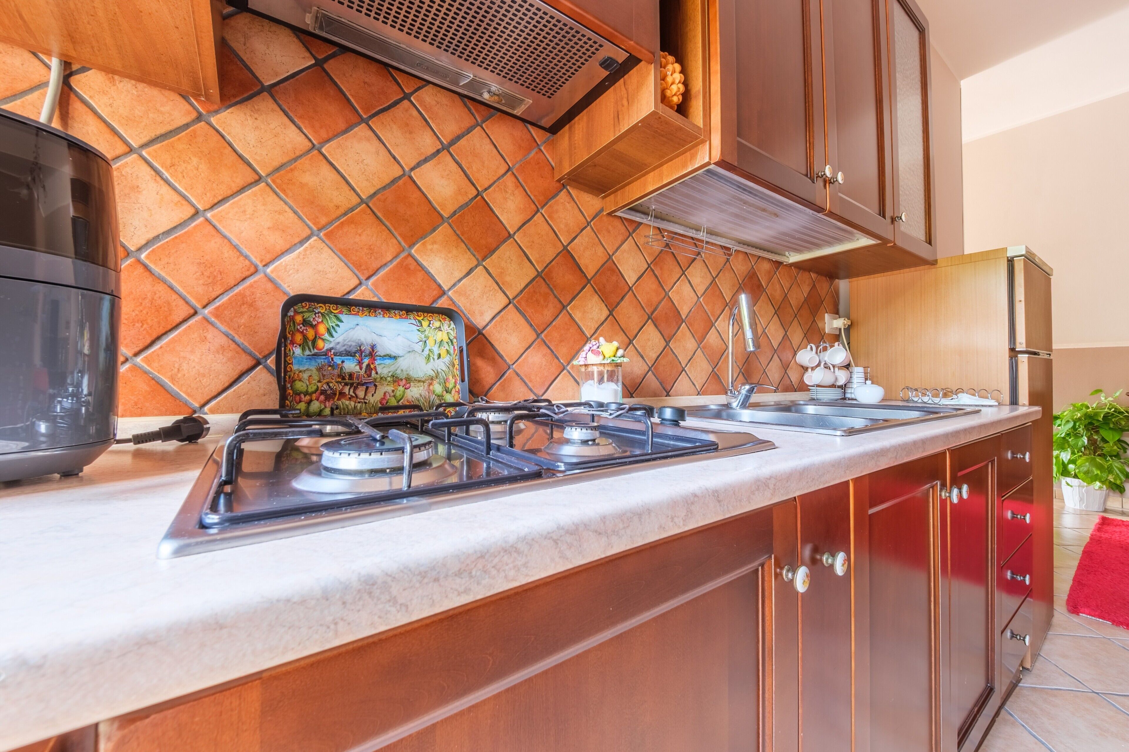 Kylskåp, ugn, spishäll och kaffe- och tebryggare