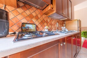 Een koelkast, een oven, een kookplaat, een koffiezetapparaat/waterkoker