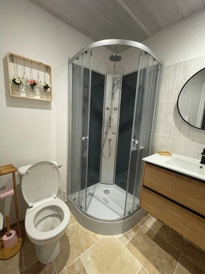 Shower, hair dryer, towels