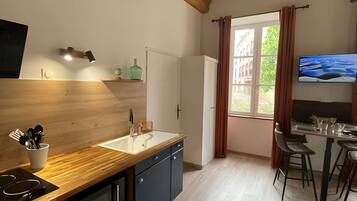 Kühlschrank, Mikrowelle, Ofen, Wasserkocher mit Kaffee-/Teezubehör