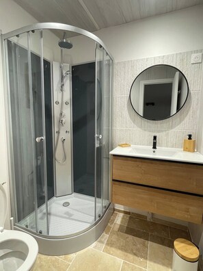 Een douche, een haardroger, handdoeken