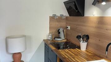 Een koelkast, een microgolfoven, een oven