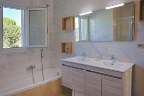Shower, hair dryer, towels