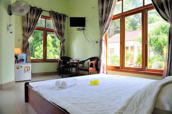 Cortinas blackout, tabla de planchar con plancha y wifi gratis