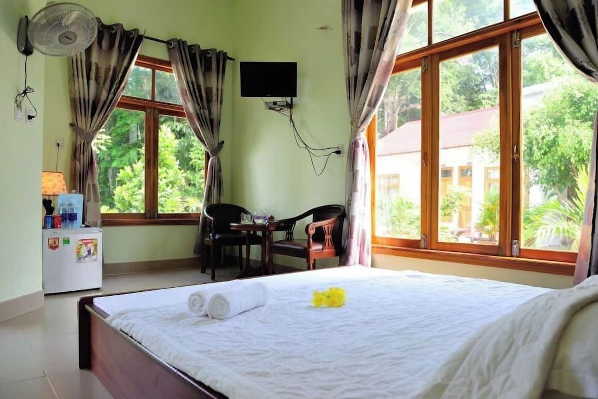 Cortinas blackout, tabla de planchar con plancha y wifi gratis
