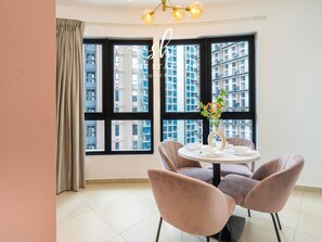 Familien-Suite, 2 Schlafzimmer, Nichtraucher | Wohnbereich | 43-Zoll-Smart-TV mit Digitalempfang
