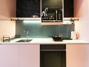 Estudi clàssic, no fumadors, aire condicionat | Cuina bàsica privada | Frigorífic petit, microones i placa de cuina