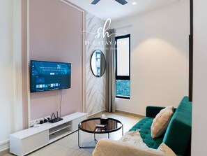 Suite familiar, 2 dormitoris, no fumadors | Sala d'estar | Televisor intel·ligent de 43 polzades amb canals digitals