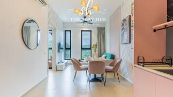 Familie suite, 2 slaapkamers, niet-roken | Woonruimte | Een 43-inch smart-tv met digitale zenders