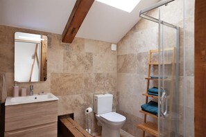 Dusche, kostenlose Toilettenartikel, Haartrockner, Handtücher