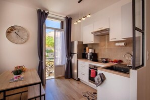 Jääkaappi, mikroaaltouuni, uuni, liesi