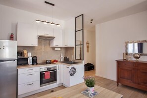 Fridge, microwave, oven, stovetop