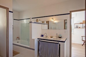Shower, hair dryer, towels - Villa Marinu Muntese (Brando)