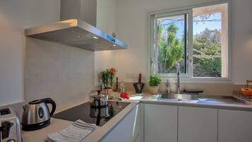 Coffee/tea maker, fridge, microwave, oven