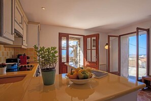 Réfrigérateur, four à micro-ondes, un four, surface de cuisson