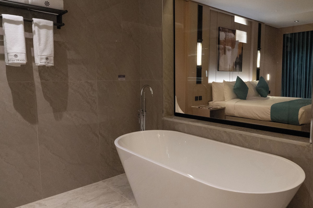 Minibar, in-room safe, individually decorated, individually furnished