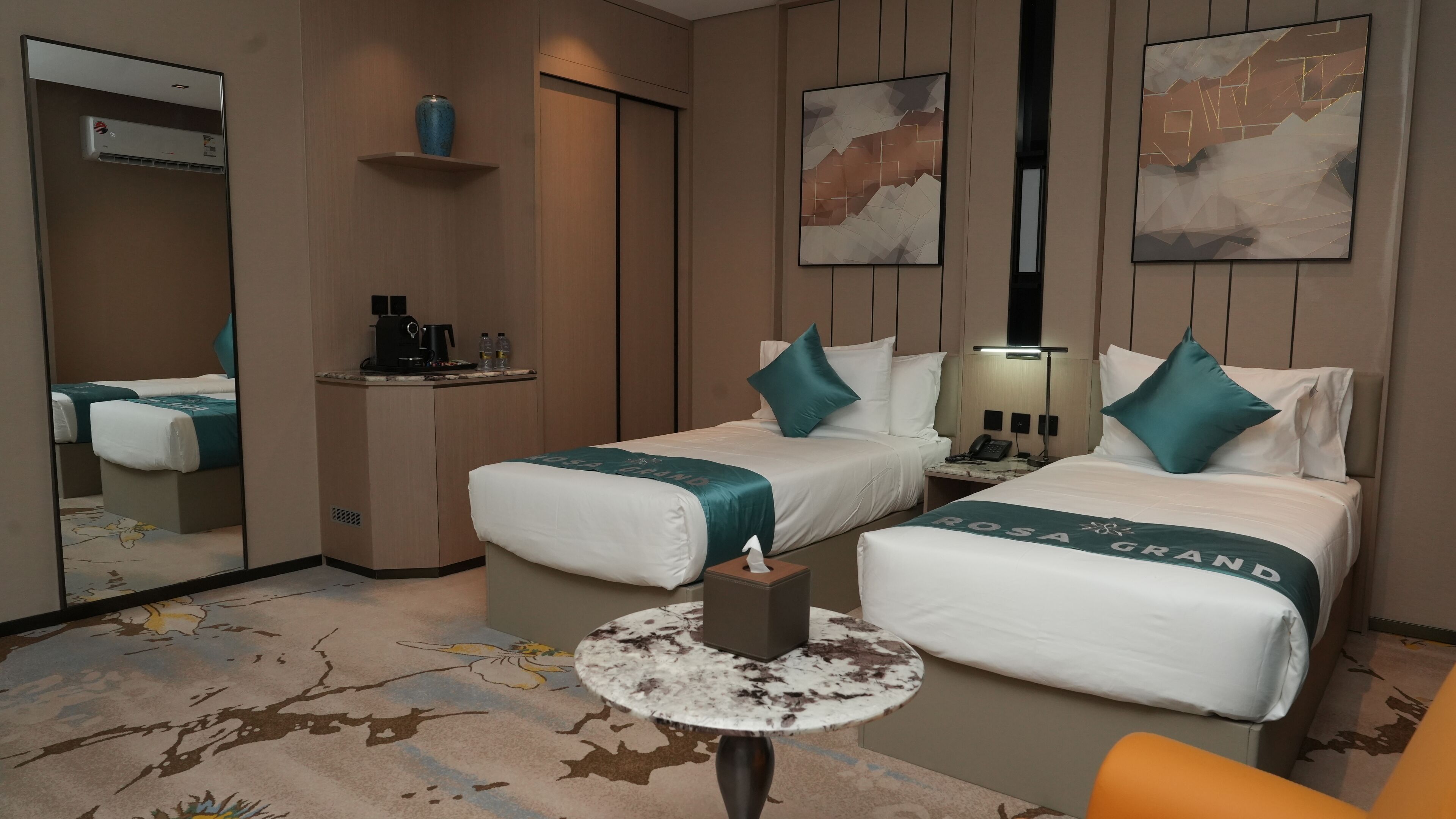 Deluxe-Doppel- oder -Zweibettzimmer | Minibar, Zimmersafe, individuell dekoriert, individuell eingerichtet