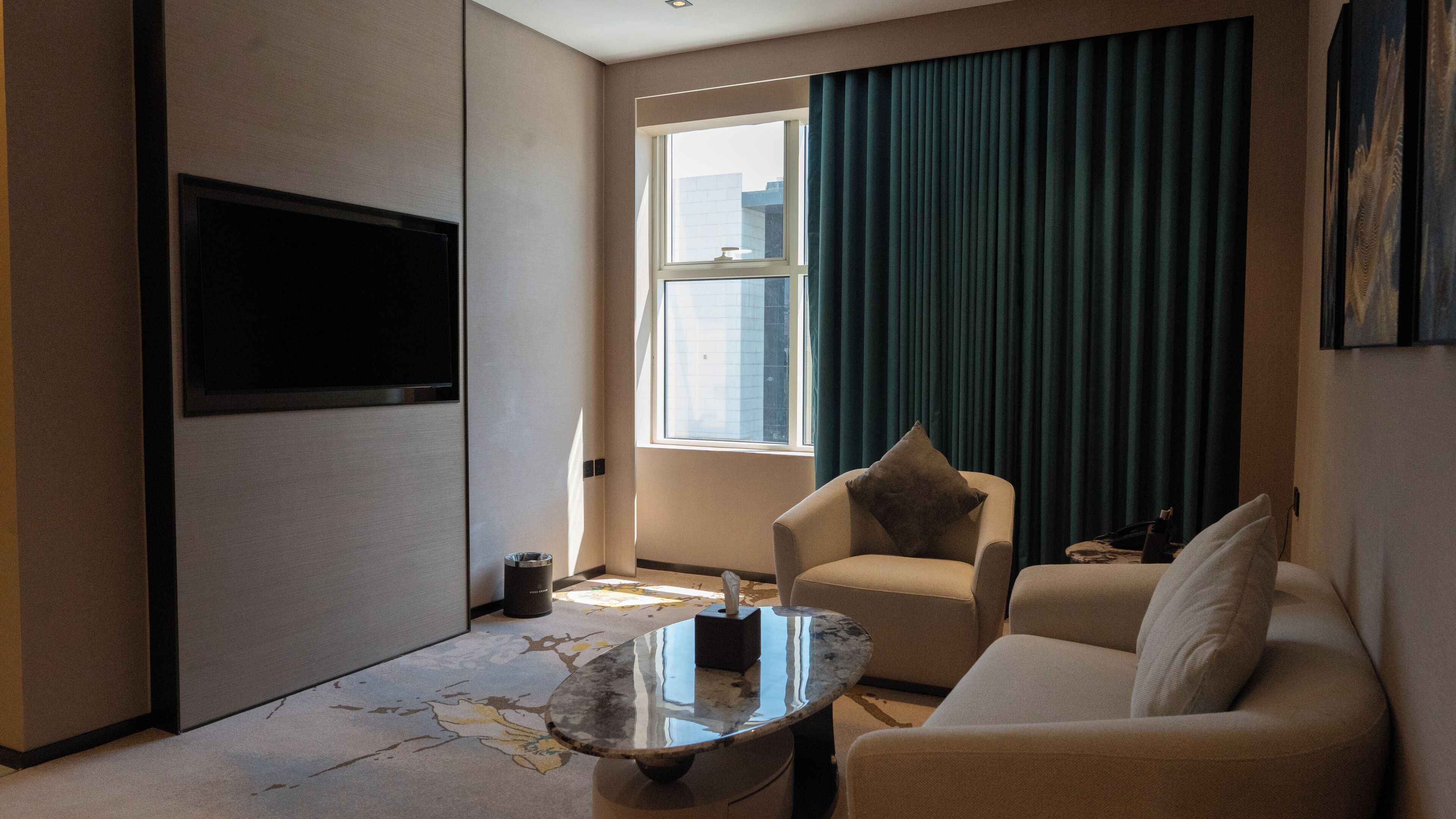 Deluxe-Studiosuite, 1 Queen-Bett | Minibar, Zimmersafe, individuell dekoriert, individuell eingerichtet