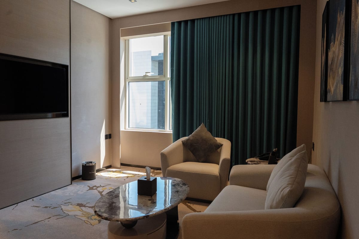 Junior Studio Suite, 1 Queen Bed