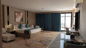 Deluxe Studio Suite, 1 King Bed | Living area | 55-inch Smart TV with satellite channels, offices