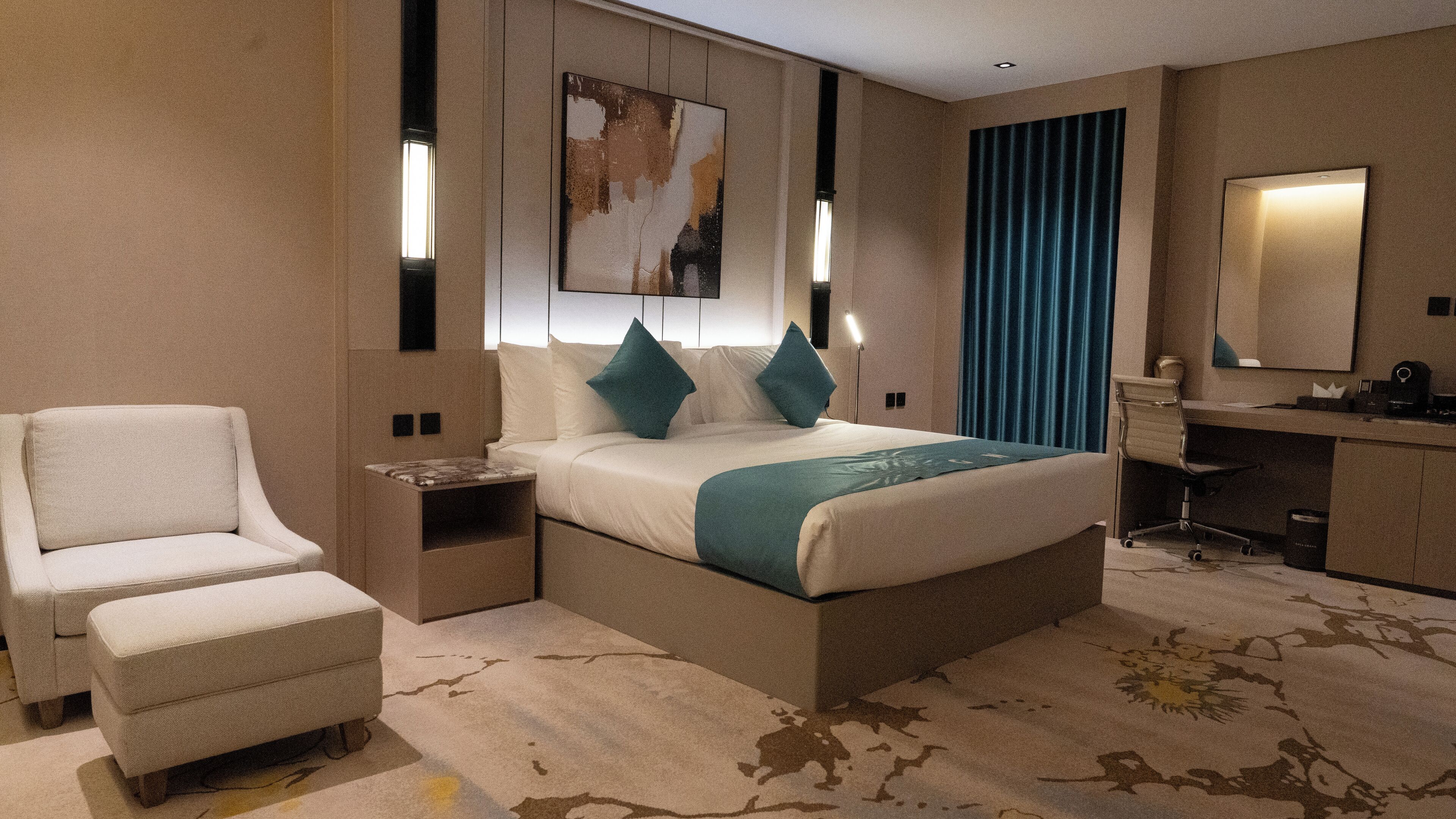 ميني بار وخزنة داخل الغرفة وبديكورات فريدة لكل غرفة وطراز فريد لكل وحدة